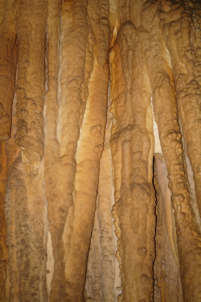 Estalactites na caverna, Crimeia
 - Foto, Imagem