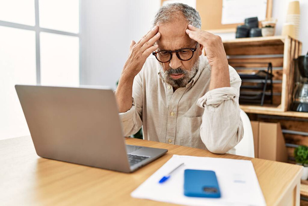 Senior hombre de pelo gris estresado trabajando en la oficina - Foto, Imagen