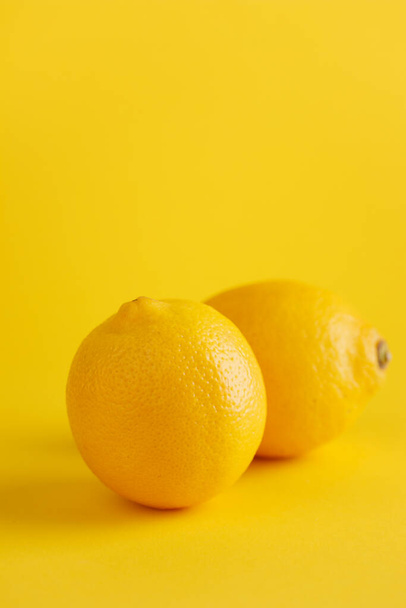limones sobre fondo amarillo - Foto, Imagen