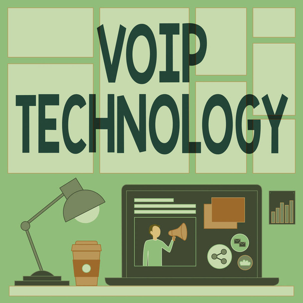 Inspiraatio näyttää merkkiä Voip Technology. Internet Concept käyttää Internetiä siirtovälineenä puhelut Laptop pöydällä vieressä kahvi Muki ja työpöytä lamppu Näytetään työprosessi. - Valokuva, kuva