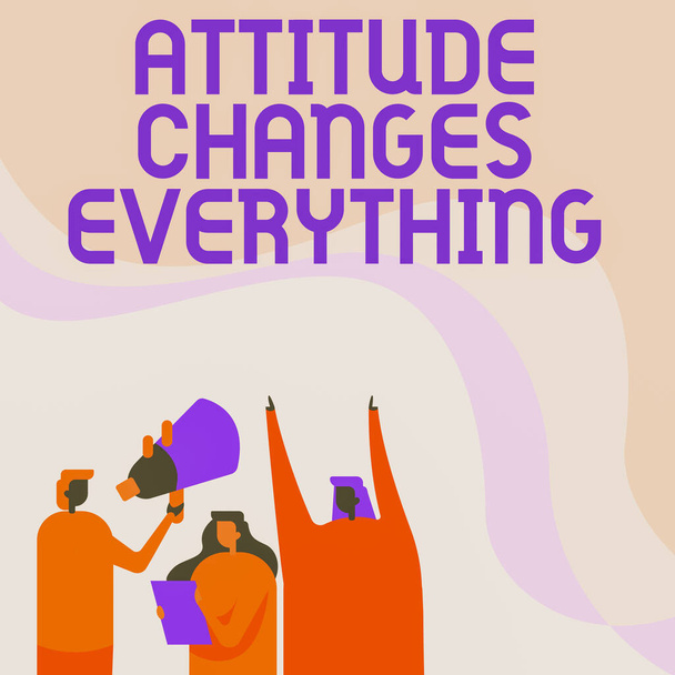 Bildunterschrift: Einstellung verändert alles. Konzeptfoto Positives Verhalten erreicht das Geschäftsziel Aktivisten halten ihre Megaphone und Plakate hoch. - Foto, Bild