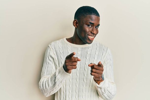Nuori afrikkalainen amerikkalainen mies yllään rento vaatteita sormella kameraan onnellinen ja hauska kasvot. hyvä energia ja vibes.  - Valokuva, kuva