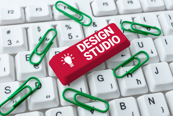Szöveges Design Studio megjelenítése. Szó a munkakörnyezet kifejezetten a tervezők és kézművesek Absztrakt gépelés Új táblázatok, Szervezése Filing Systems Concept - Fotó, kép