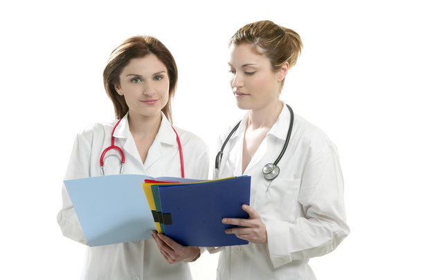 Dos mujeres médicas aisladas en blanco
 - Foto, Imagen