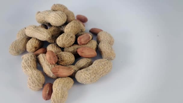 Amendoins que giram sobre fundo branco - amendoins sem casca - Filmagem, Vídeo