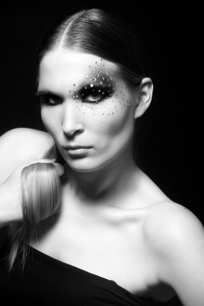 Mooie vrouw in artistieke make-up - Foto, afbeelding