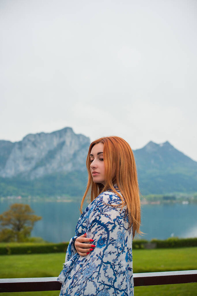 Όμορφη γυναίκα στη φύση, διακοπές και ταξίδια στο χρόνο. Ταξίδι στην Αυστρία - Φωτογραφία, εικόνα