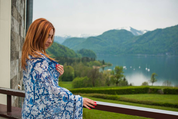 自然の中で美しい女性,休暇や旅行時間.オーストリアでの旅行 - 写真・画像