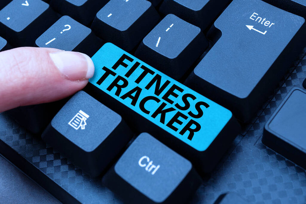 Szöveges megjelenítés Fitness Tracker. Internet Concept a monitoring eszköz, amely rögzíti az egészséggel kapcsolatos tevékenységet Gépelés új e-mail címek koncepció, megfogalmazása Internet cikk ötletek - Fotó, kép