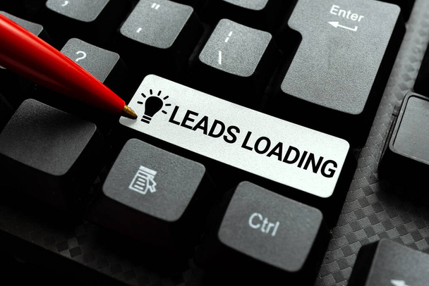 Podpis tekstowy prezentujący Leads Loading. Koncepcyjne zdjęcie inicjujące klienta odnosi się do procesu generowania Publikacja maszyn do pisania Dokumenty Online, wpisując długoterminową umowę - Zdjęcie, obraz
