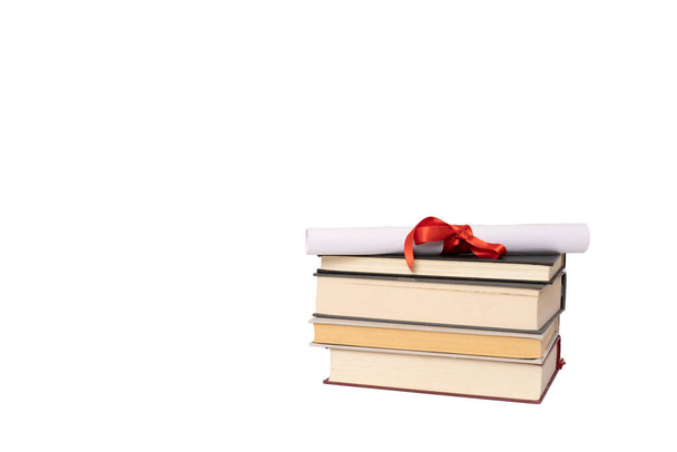 educación, escuela, graduación y concepto de conocimiento - primer plano de los libros y diplomas aislados sobre fondo blanco. - Foto, imagen