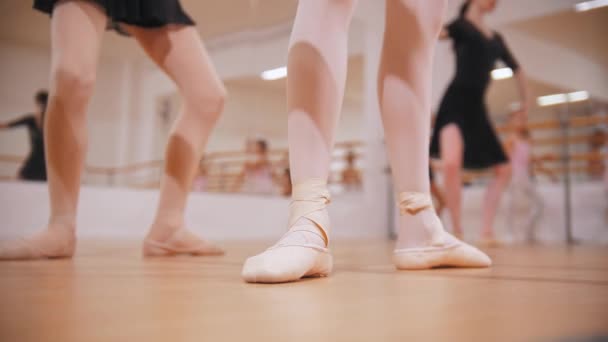 Εκπαίδευση μπαλέτου - τα μικρά κορίτσια εκπαιδεύουν τις θέσεις τους σε pointe παπούτσια στο στούντιο - Πλάνα, βίντεο