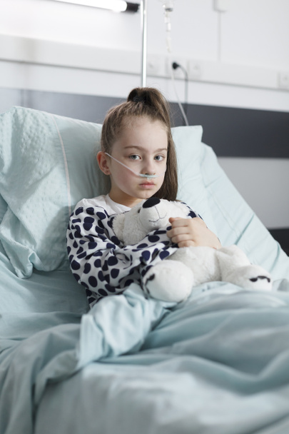 Unhealthy child in healthcare pediatric hospital patients treatment ward room - Valokuva, kuva