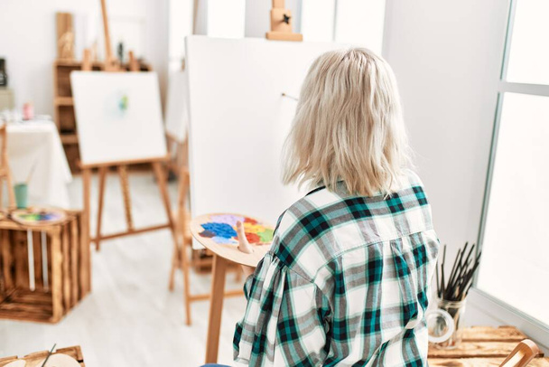 Jovem artista estudante menina na tela traseira pintura no estúdio de arte. - Foto, Imagem