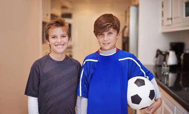 男の子は男の子になります。サッカーボールを持つ2人の若い男の子のショット. - 写真・画像