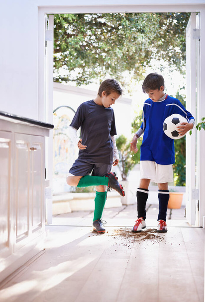 Erkekler hep çocuktur. Futbol antrenmanından sonra eve toprak getiren iki çocuğun fotoğrafı.. - Fotoğraf, Görsel