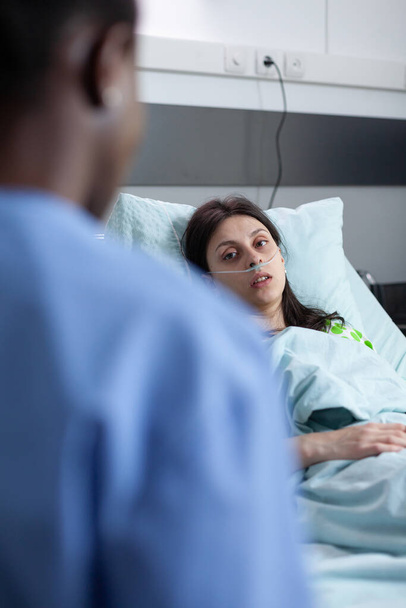 Mulher com doença com baixa saturação de spo2 em enfermaria de hospital privado olhando para enfermeira - Foto, Imagem