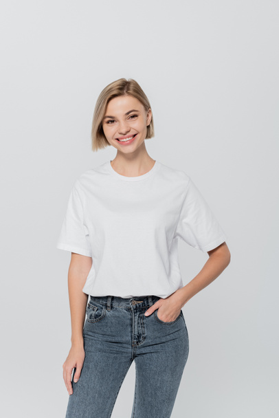 Cheerful blonde woman in t-shirt posing isolated on grey  - Foto, immagini