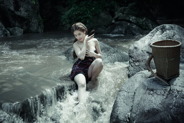 Tajlandia sexy model prysznic w wodospadzie lasu - Zdjęcie, obraz