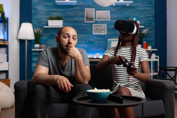 Afroamerikanerin genießt virtuelle Realität - Foto, Bild