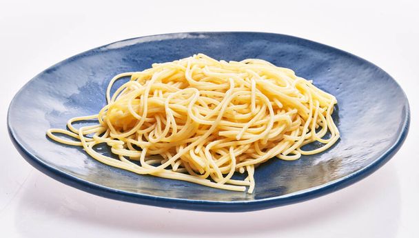  Placa de pasta italiana de espaguetis sobre fondo blanco aislado - Foto, Imagen