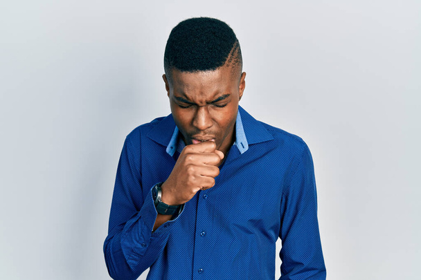 Genç Afro-Amerikalı bir adam günlük giysiler giyiyor kendini iyi hissetmiyor ve soğuk algınlığı veya bronşitin belirtisi olarak öksürüyor. sağlık hizmeti kavramı.  - Fotoğraf, Görsel