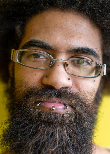 Закрыть портрет человека с большой бородой и проколотыми губами - Фото, изображение