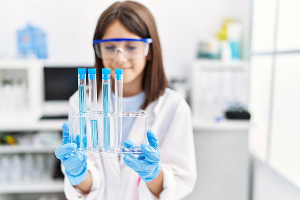 Junges hispanisches Mädchen arbeitet im Labor - Foto, Bild