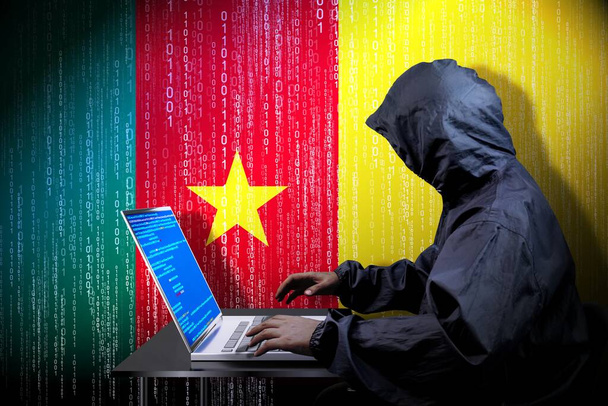hacker con capucha anónimo, bandera de Camerún, código binario - concepto de ataque cibernético - Foto, imagen