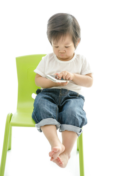 Piccolo ragazzo asiatico con smart phone
  - Foto, immagini