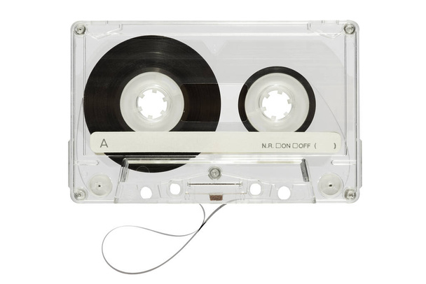 Cinta de casete de audio vintage con caja de plástico transparente y cinta negra en carretes aislados sobre fondo blanco en estudio de luz - Foto, imagen