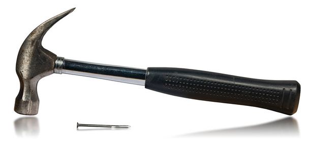 Крупный план старого стального молотка с черной резиновой ручкой и металлическим гвоздем, изолированным на белом фоне. - Фото, изображение