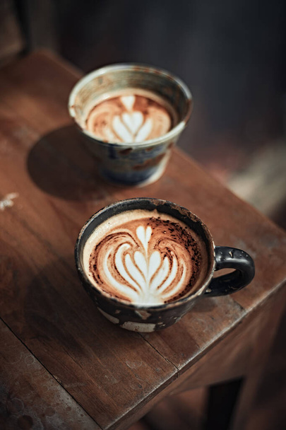 Selektivní ostření šálek horké kávy latte art, zaměření na bílou pěnu - Fotografie, Obrázek