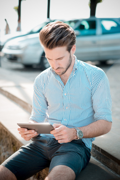 joven guapo hipster moderno hombre al aire libre utilizando tableta
 - Foto, imagen