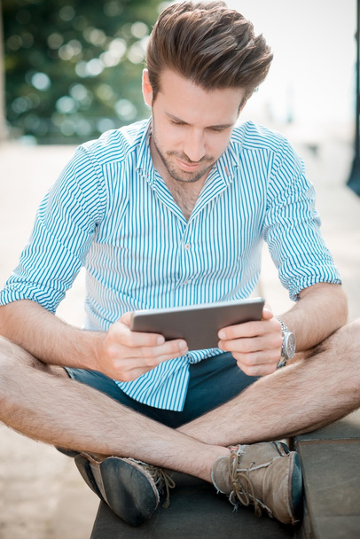 genç yakışıklı hipster modern insan tablet kullanarak açık - Fotoğraf, Görsel
