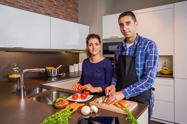 Paar bereitet in der heimischen Küche gesundes Essen zu - Foto, Bild