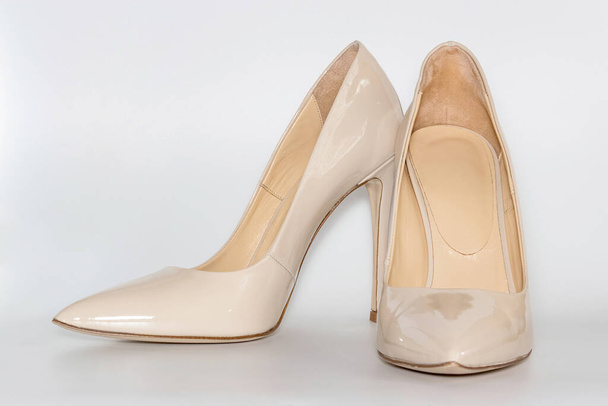 Μπροστά όψη του γυμνού χρώματος ψηλά τακούνια γυναικεία παπούτσια. - Φωτογραφία, εικόνα
