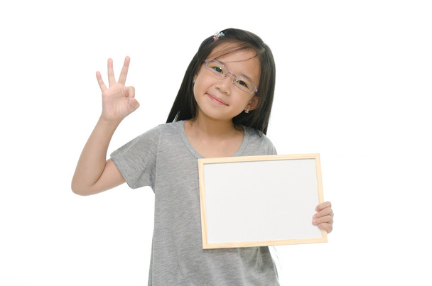 menina asiática segurando vazio quadro branco
 - Foto, Imagem