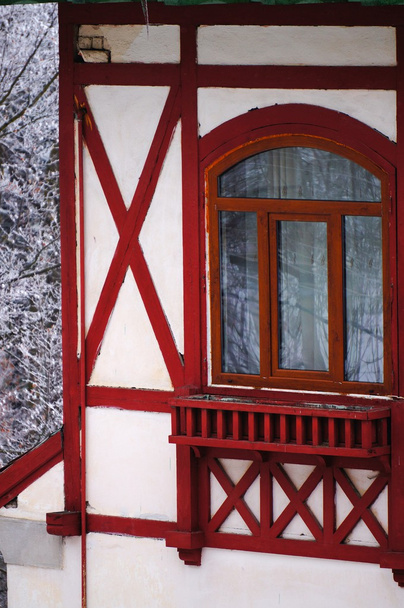 snowy orman içinde ahşap ev - Fotoğraf, Görsel
