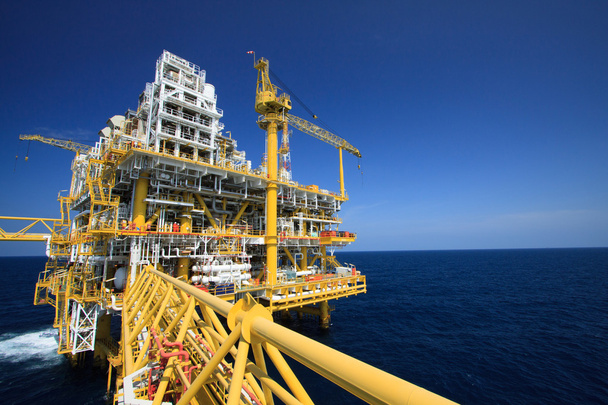 Förderplattform der Öl- und Gasindustrie in Offshore, die Energie der Welt, Bauplattform im Meer. - Foto, Bild