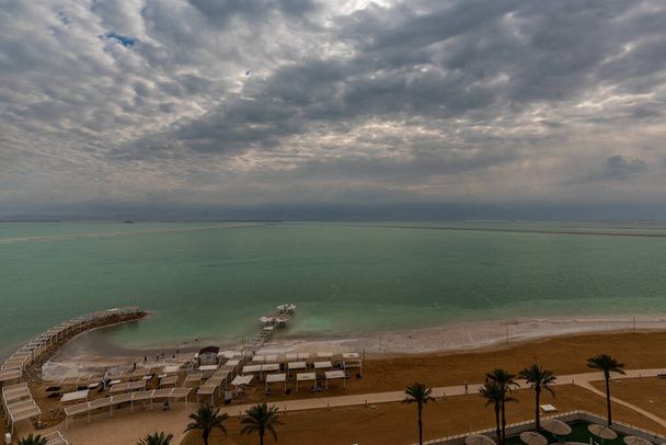 Vista del Mar Muerto y la playa desde una habitación de hotel en un piso superior - Foto, imagen