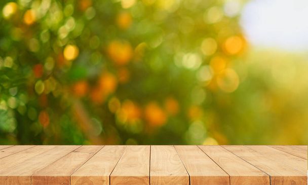 Mesa de madera vacía con espacio libre sobre naranjos - Foto, Imagen
