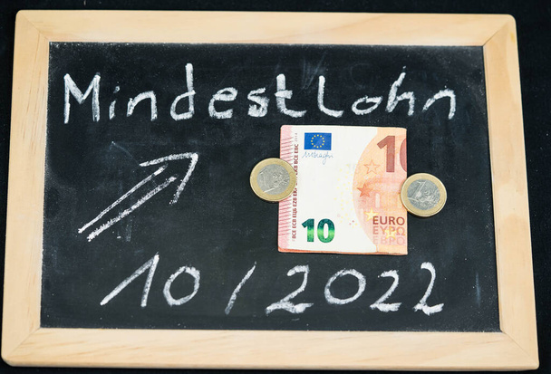 na Alemanha o salário mínimo de tradução Mindestlohn sobe em etapas até 12,00 euros até Oktober 2022 - Foto, Imagem