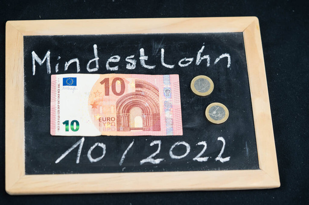 en Alemania el salario mínimo Traducción Mindestlohn asciende en escalones de hasta 12,00 euros hasta octubre 2022 - Foto, Imagen