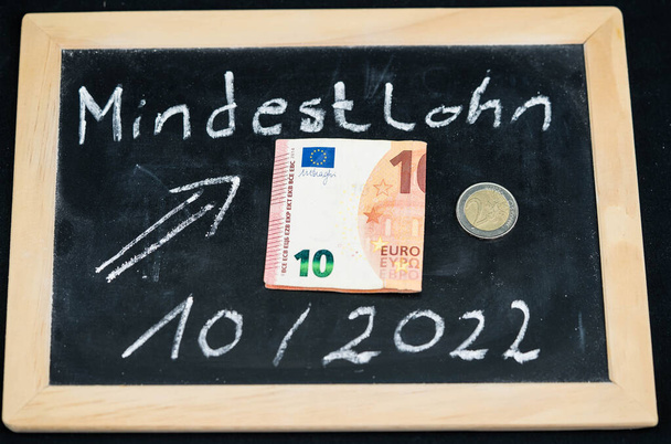 Németországban a minimálbér fordítás Mindestlohn emelkedik lépésekben akár 12,00 EUR-ig október 2022 - Fotó, kép