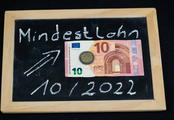 w Niemczech minimalna płaca tłumaczenie Mindestlohn wznosi się w krokach do 12,00 euro do października 2022 - Zdjęcie, obraz