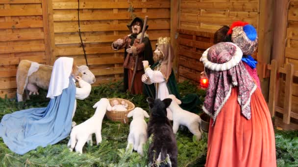 Colmar, Francja - 13 grudnia 2021: Poruszająca się szopka na jarmarku świątecznym w Colmar, Alzacja - Materiał filmowy, wideo