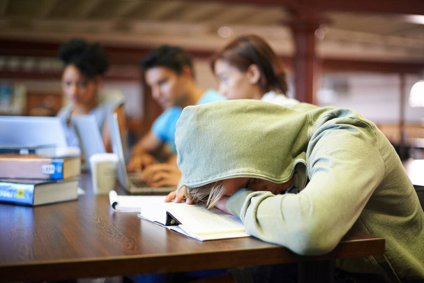 Yaklaşan sınavların gerginliğini hissediyorum. Bir çalışma grubundaki genç bir öğrenci finallerin yorgunluğundan muzdarip.. - Fotoğraf, Görsel