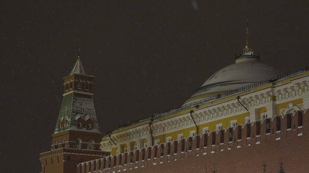 Спасская башня Кремля, ночной вид на Россию в Москве. - Фото, изображение