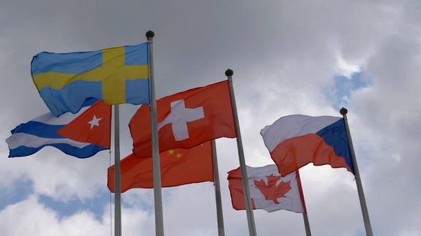různé národní vlajky s vlajkou eu pod modrou oblohou - Fotografie, Obrázek